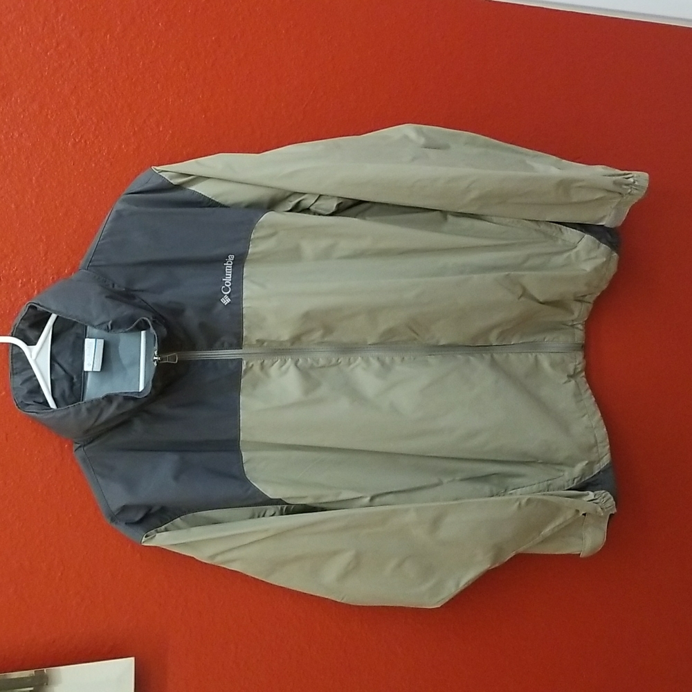 Men's Columbia rain Jacket with folding hoodie